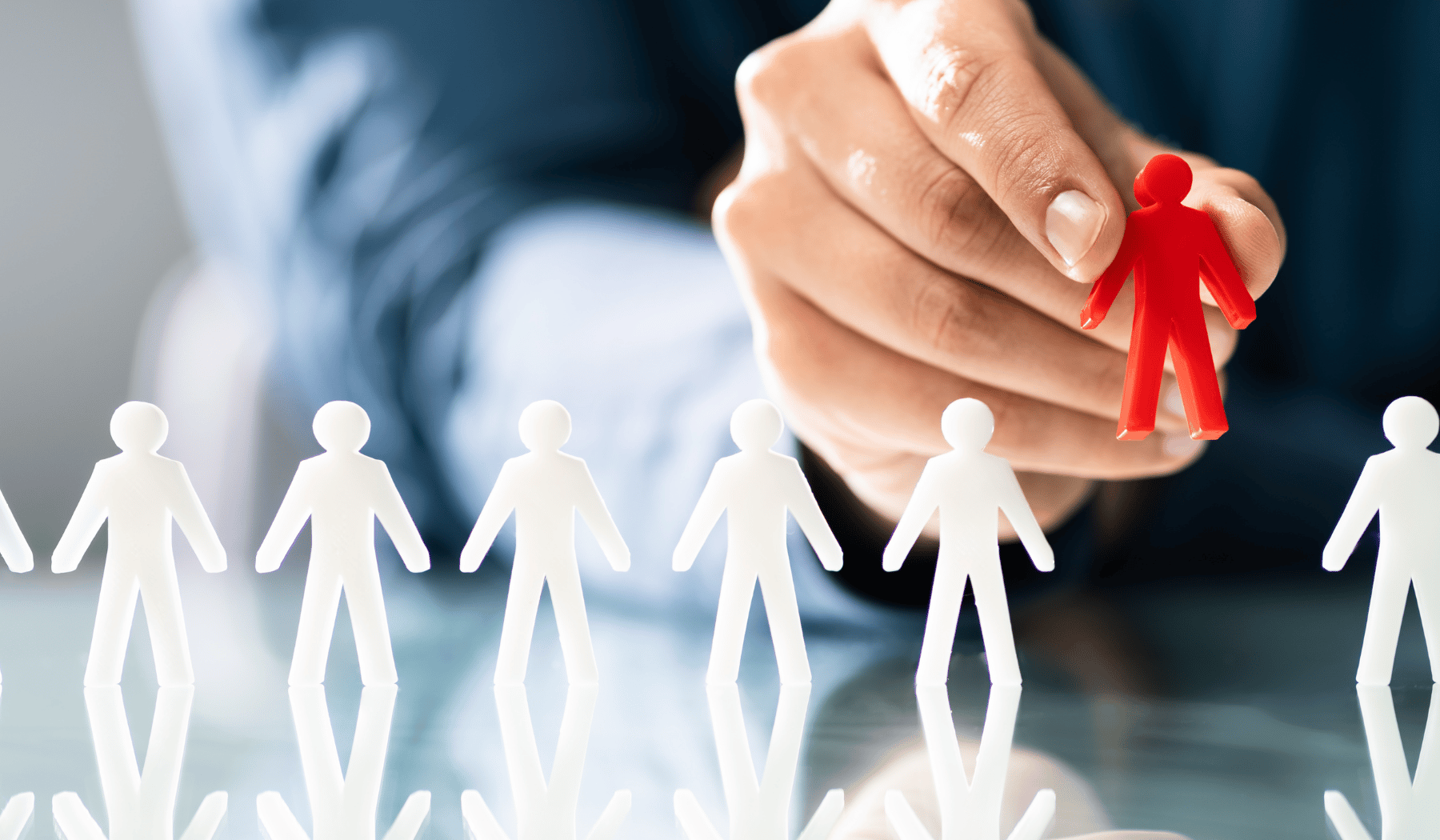 How can background screening support the recruitment process in 2022?